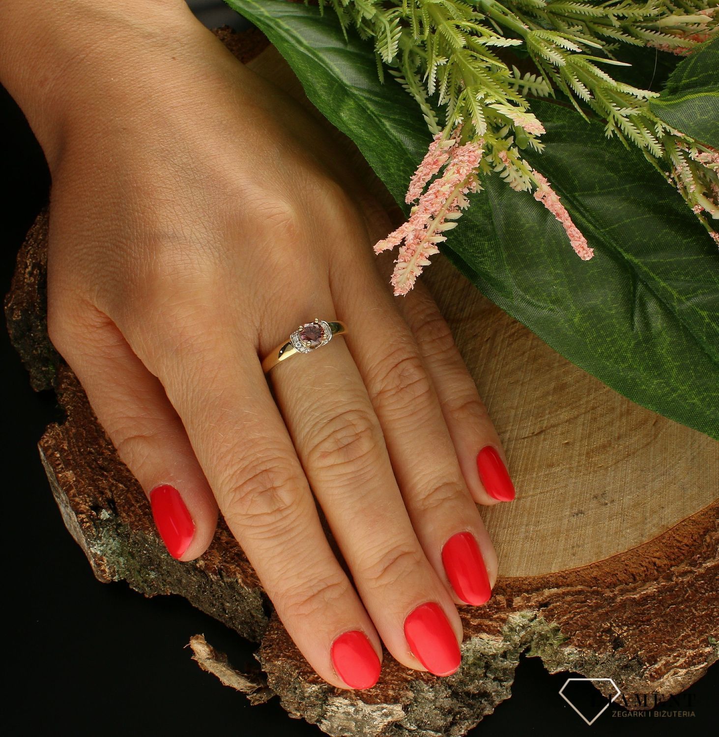 Złoty pierścionek 585 z rodolitem i cyrkoniami PI 4009D.  Pierścionek został wykonany z najwyższej jakości złota próby 585. Waga pierścionka wynosi około 1,76 gram. Pierścionek został ozdobiony kamieniami naturalnymi o modnym (1).jpg